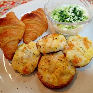 椎茸のタルタルチーズ焼きとヨーグルトとクロワッサン